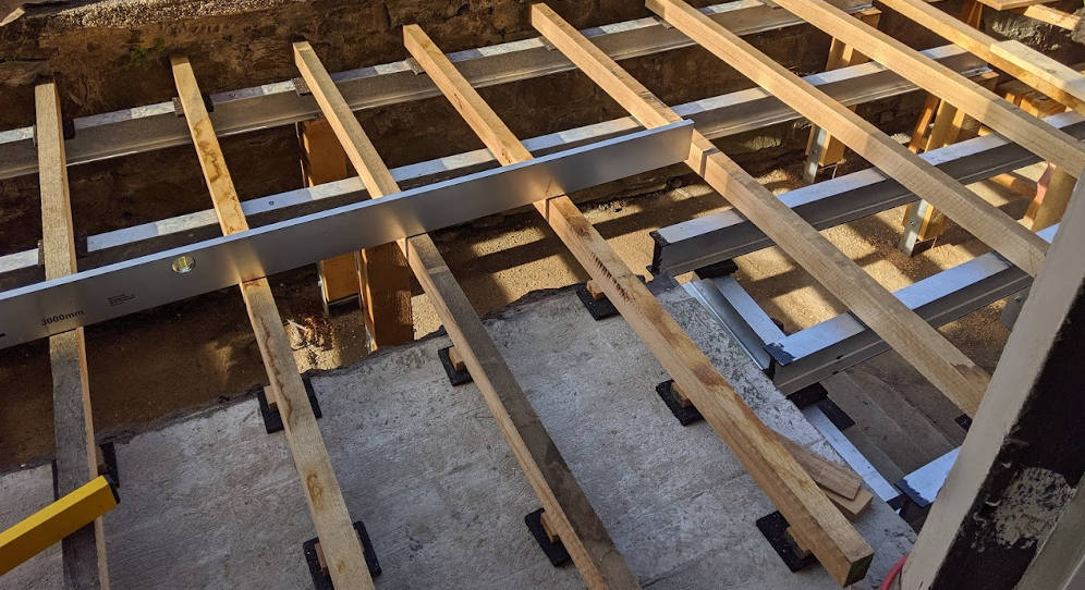 Unterkonstruktion für aufgeständerte Hochterrasse aus Stahl und Holz, Holzterrasse