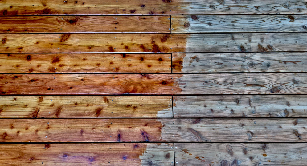 Terrassendielen aus Lärche werden mit einem speziellen Terrassenöl geölt. Ihre Farbe und ihr Kontrast werden dadurch verstärkt.