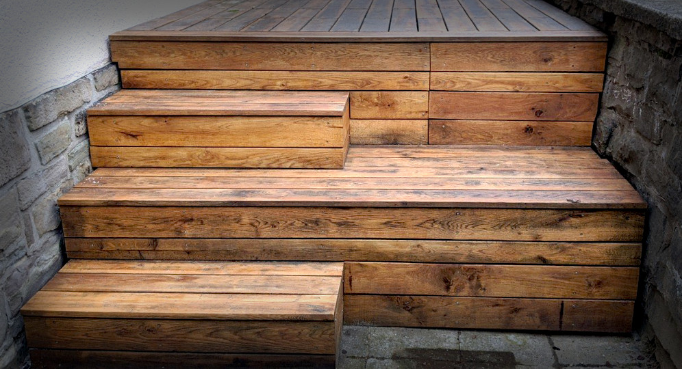 Eine Treppe im Außenbereich aus Eichen-Holz