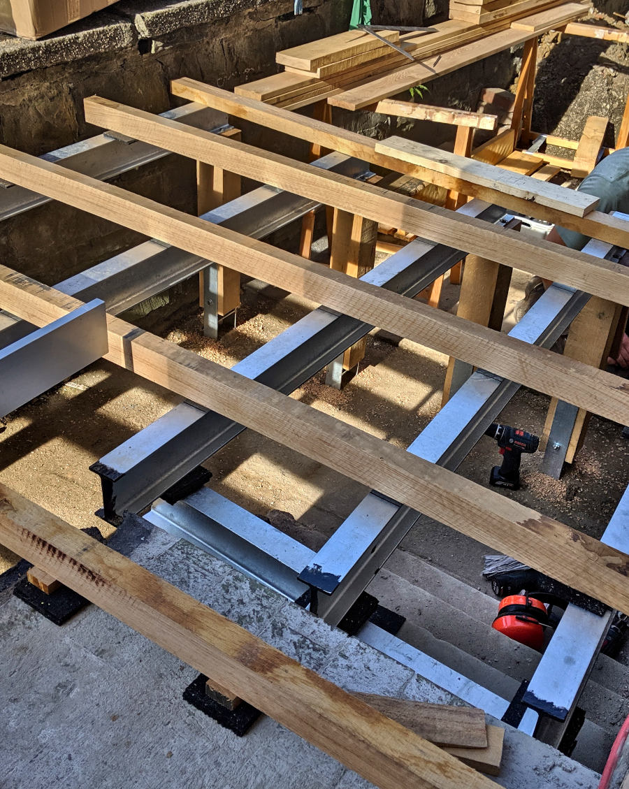 Eine Terrassen-Unterkonstruktion aus Stahlträger und Holzbalken